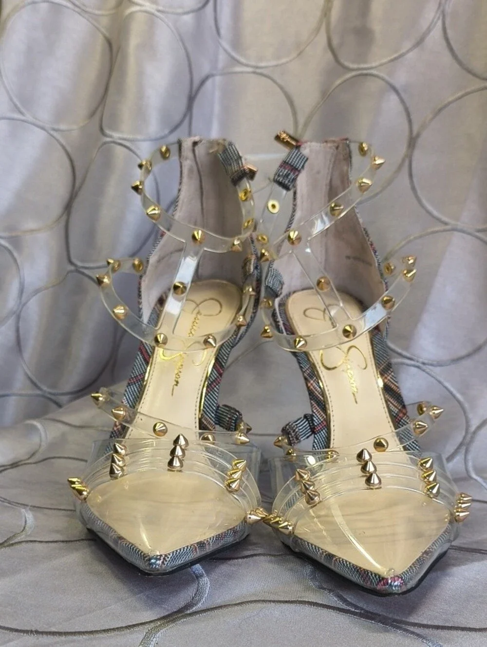 Jessica Simpson chic pointed